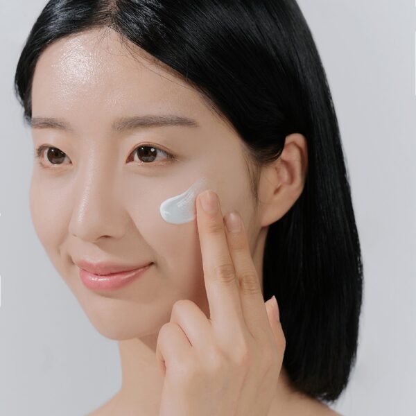 ضدآفتاب کرمی سنتلا SKIN 1004 حجم 50 میل Hyalu-Cica